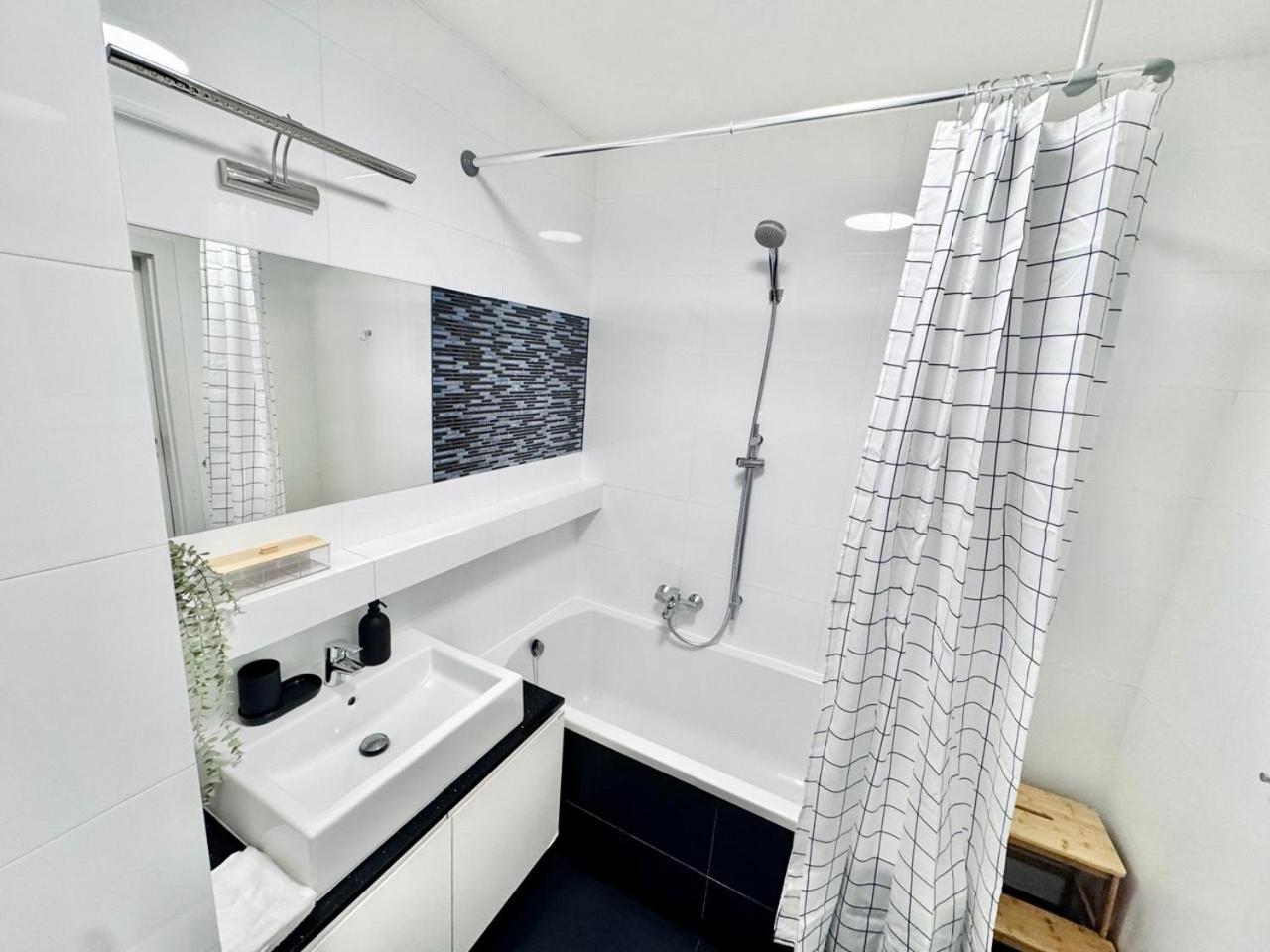C- Home4U - Apartment With A City View Close To Aquapark, Parking In Secured Area كراكوفيا المظهر الخارجي الصورة